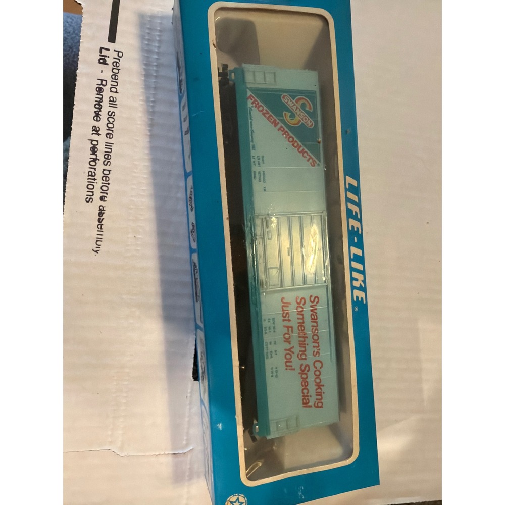 Life-Like HO Scale Swanson Frozen Products Refrigerated Boxcar Train Blue 08382